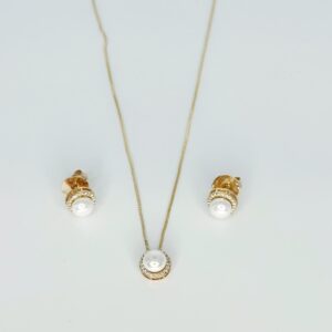 Earring and necklace set with pearl and zirconia 18K gold plated.